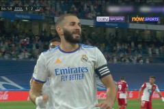 皇马对巴萨西甲烽火：姆巴佩双响引争议，皇马2-1险胜领跑西甲